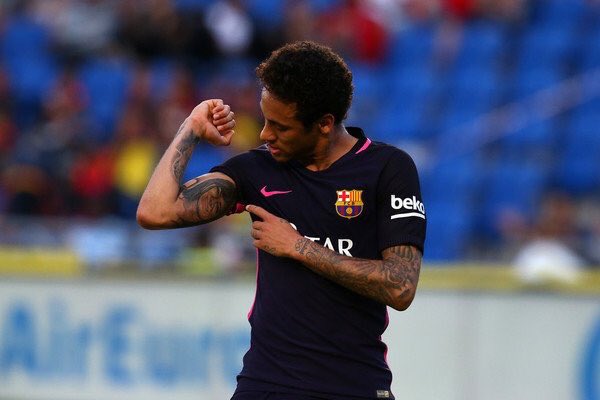 Neymar zaznamenal proti Las Palmas hetrik. Venoval ho svojej mame, ktorú si nechal vytetovať na ruku! (VIDEO)