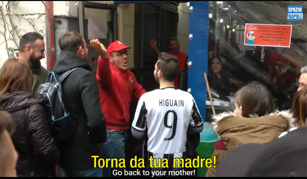 Fanúšik Juventusu má odvahu: V drese Higuaina prešiel celý Neapol! (VIDEO)
