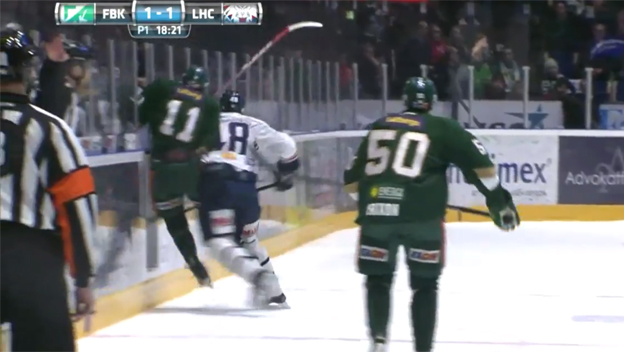 Nepríjemný moment: Hokejista narazil do trestnej lavice, ktorá práve púšťala hráča! (VIDEO)