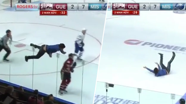Šialený divák preskočil plexisklo a skočil na ľad počas zápasu OHL! (VIDEO)