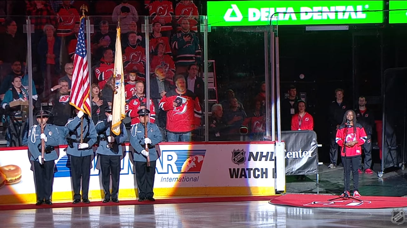 Mladá speváčka zabudla text hymny pred zápasom NHL. Diváci jej pomohli a dospievali to s ňou! (VIDEO)