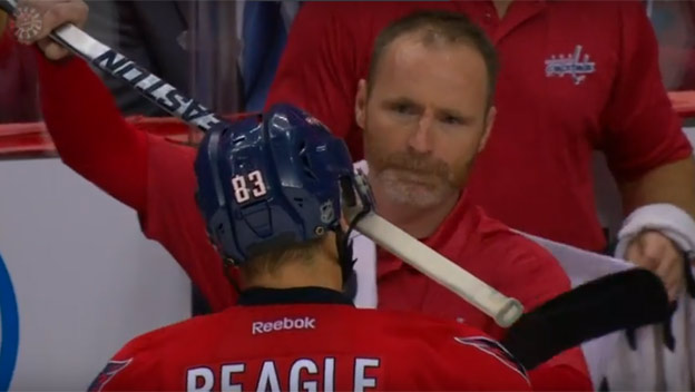 Vtipný moment z Play-Off NHL: Hráčovi Washingtonu sa zasekla hokejka súpera v prilbe! (VIDEO)
