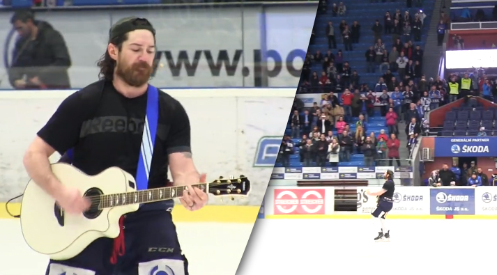 Hokejový bitkár z Plzne po víťazstve zahral fanúšikom na gitare priamo na ľade! (VIDEO)