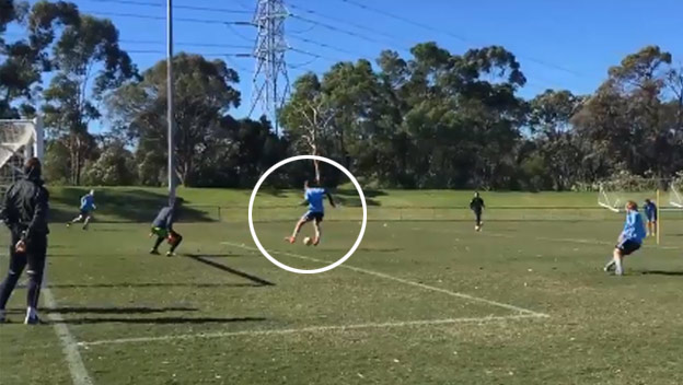 Filip Hološko predviedol na tréningu FC Sydney parádnu gólovú pätičku! (VIDEO)