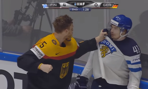 Keď si fínsky hokejista radšej rozmyslel bitku s obrovským Nemcom! (VIDEO)