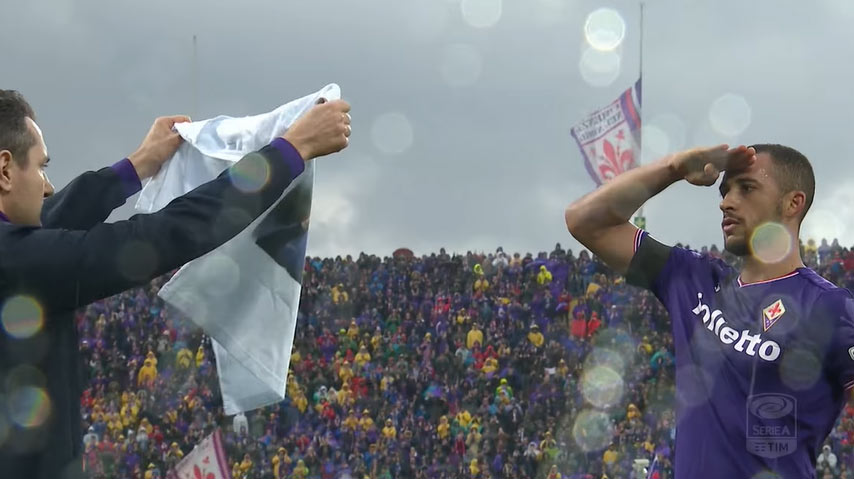 Obranca Fiorentiny, ktorý nahradil Davide Astoriho strelil ihneď gól. Následne zasalutoval k tričku s jeho fotkou! (VIDEO)