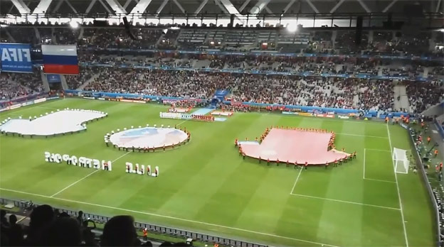 Krásne divácke zábery: Hymna Slovenska na 50-tisícovom štadióne pred zápasom s Ruskom! (VIDEO)