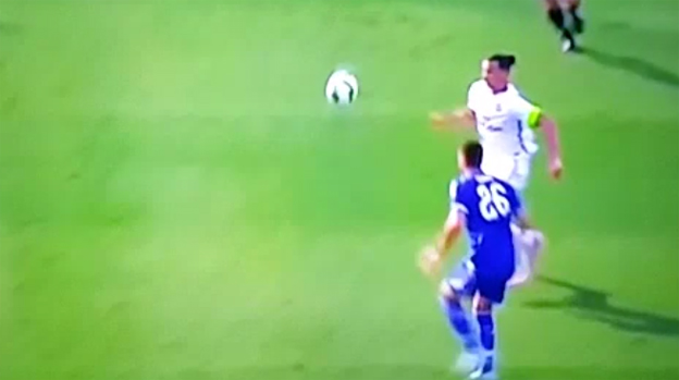 Ibrahimovič to trochu prehnal: Lakťom úmyselne trafil Terryho do hlavy! (VIDEO)