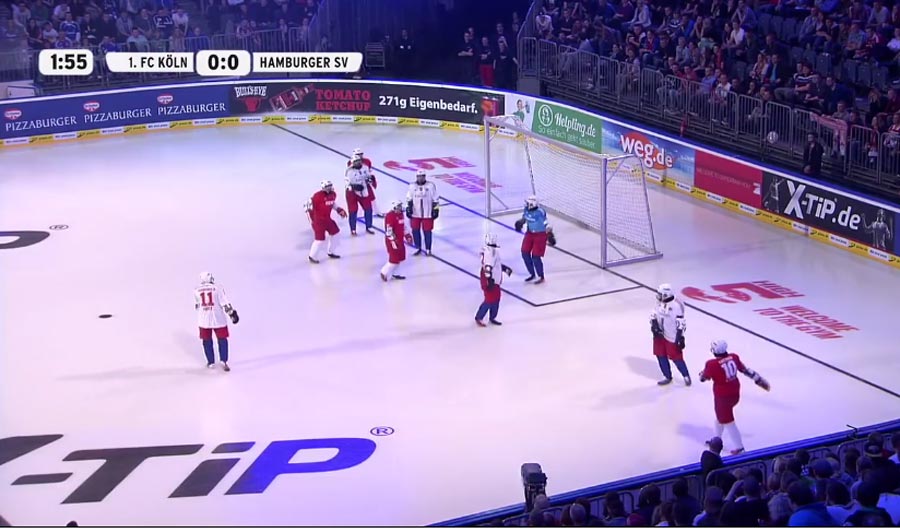 Ako dopadne, keď skrížite hokej a futbal? V Nemecku vytvorili úsmevný turnaj v ľadovom futbale! (VIDEO)