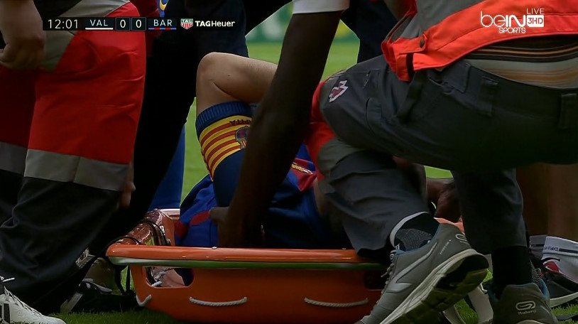 Andrés Iniesta má asi po sezóne. Takto si dnes vážne poranil koleno! (VIDEO)