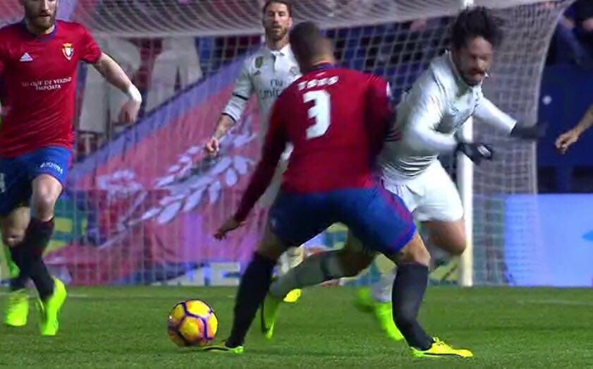 Hororová zlomenina aj v zápase Realu Madrid. Obranca Osasuny si počas súboja s Iscom takto zlomil nohu! (VIDEO)