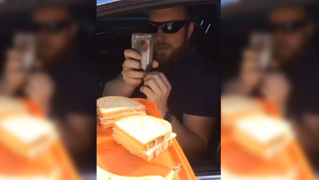 Jágr ako pán! Fotografovi, ktorý ho špehoval pred jeho domov pripravil svačinu! (VIDEO)