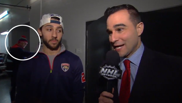 Televízia začala robiť rozhovor s hráčom Floridy. Jarda Jágr si v pozadí naschvál začal brúsiť hokejku! (VIDEO)