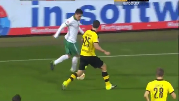 Obranca Dortmundu dostal 3-krát jasličky behom pár sekúnd! (VIDEO)