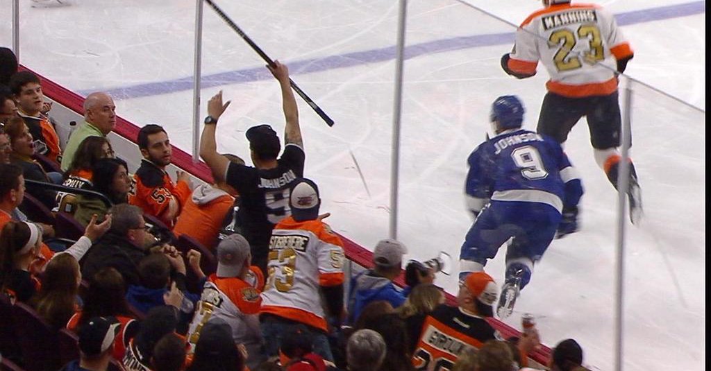 Neuveriteľná náhoda v NHL: Hviezde Tampy vypadla hokejka na tribúnu, chytil ju hráč v drese práve jeho! (VIDEO)