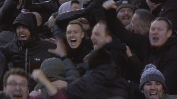 Rešpekt! Zranený Phil Jones oslavoval gól Manchestru na tribúne s fanúšikmi! (VIDEO)