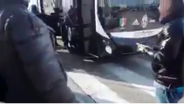 Keď ide okolo autobusu s hráčmi Juventusu kamionista z Neapola! (VIDEO)