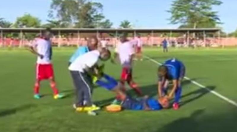 Tragédia počas futbalového zápasu: Hráč najskôr perfekte oslávil svoj gól, o pár minút zomrel rovno na trávniku! (VIDEO)