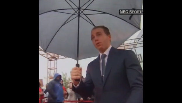 Patrick Kane mal menší problém s dáždnikom počas príchodu na štadión Blackhawks! (VIDEO)
