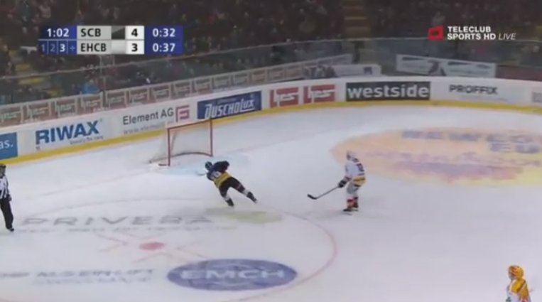 Strelec ako sa patrí: Švajčiarsky hokejista netrafil z pár metrov prázdnu bránku! (VIDEO)