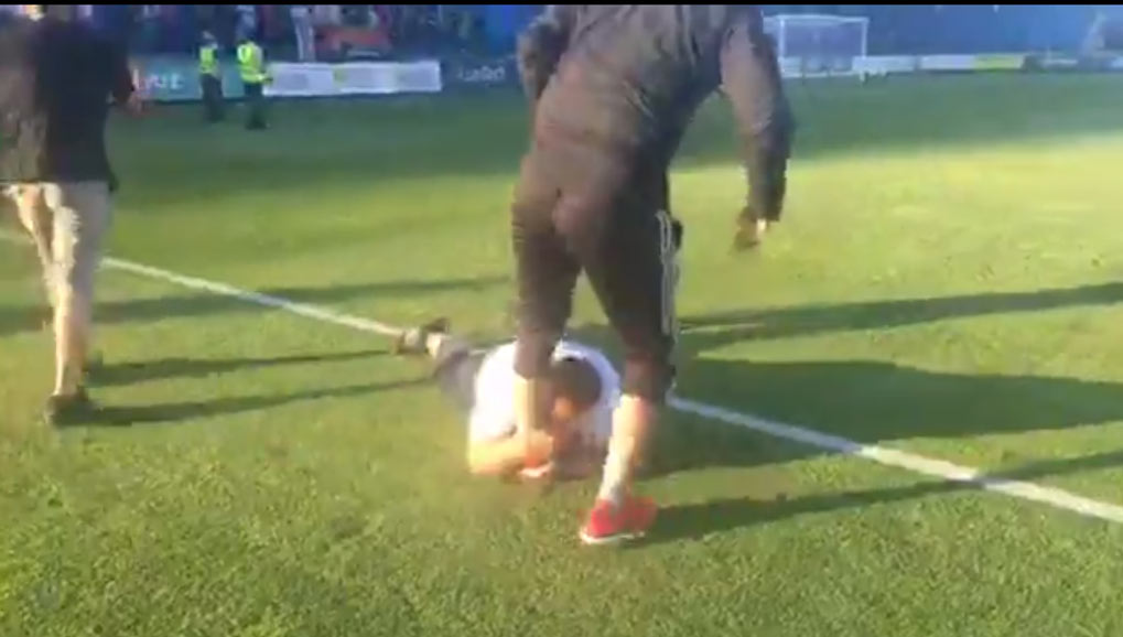 Fanúšikovia Trnavy sa rozlúčili s trénerom Karhanom. Jeden z nich skočil na ihrisko a začal mu bozkávať nohy! (VIDEO)