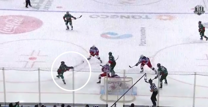 Hokejista Kazane by sa uživil aj ako bejzbalista. Takto parádne trafil proti CSKA Moskva puk vo vzduchu! (VIDEO)