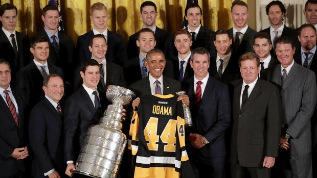 Barack Obama parádne pobavil prejavom pri návšteve Pittsburghu ako víťaza Stanley Cupu! (VIDEO)