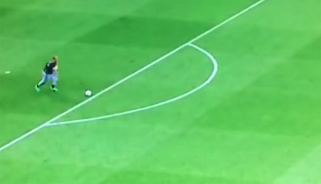 Známy teplákový brankár Maďarska si v závere zápasu s Portugalskom dovolil takúto technickú parádičku! (VIDEO)