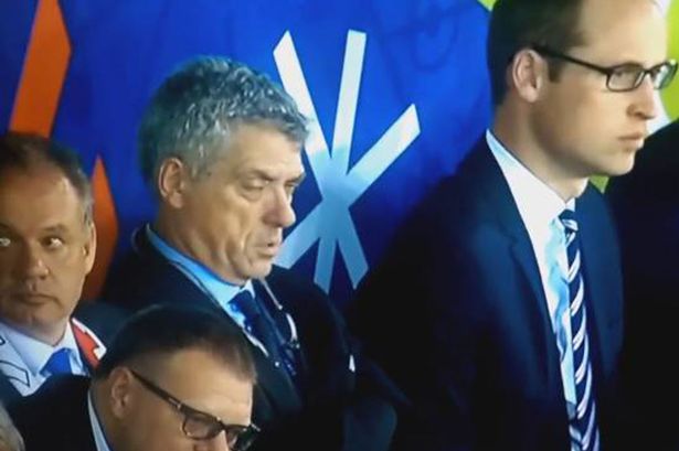 Viceprezident UEFA zaspal na tribúne počas zápasu Slovenska s Anglickom! (VIDEO)