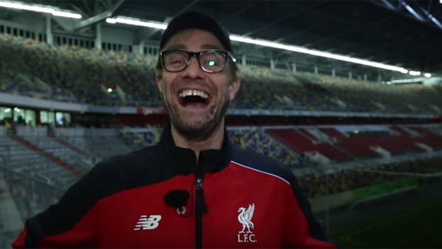 Dvojník Kloppa si v skvelej paródii robí srandu z Louis van Gaala a Manchestru United (VIDEO)