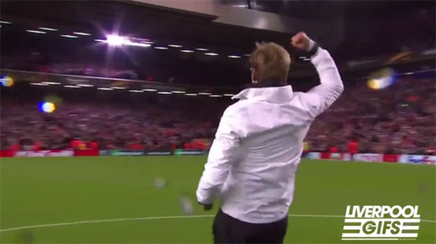 Futbalová vášeň: Klopp oslavuje postup do finále s fanúšikmi Liverpoolu! (VIDEO)