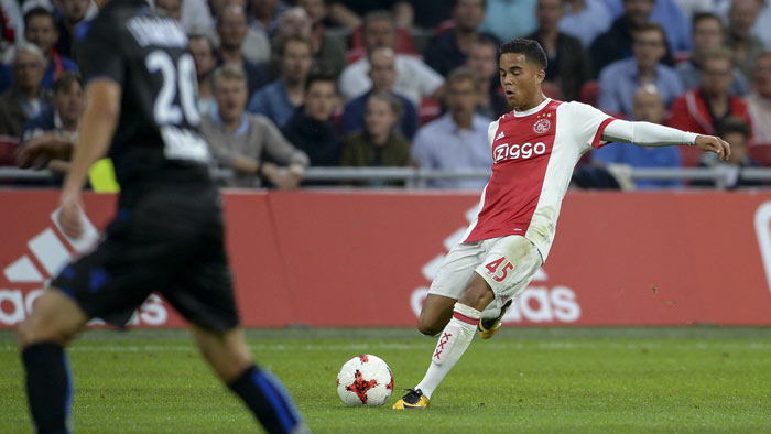 Jablko nepadlo ďaleko od stromu: 18-ročný syn Patricka Kluiverta strelil fantastický gól za prvý tím Ajaxu! (VIDEO)