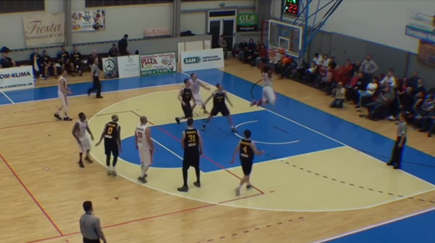 Basketbalista Komárna baví internet! Pozrite si jeho prefíkaný trik v poslednej minúte zápasu! (VIDEO)