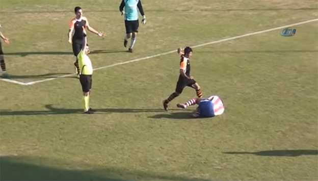 Šialené zábery z Turecka: Futbalista brutálne kopol svojho súpera do hlavy! (VIDEO)
