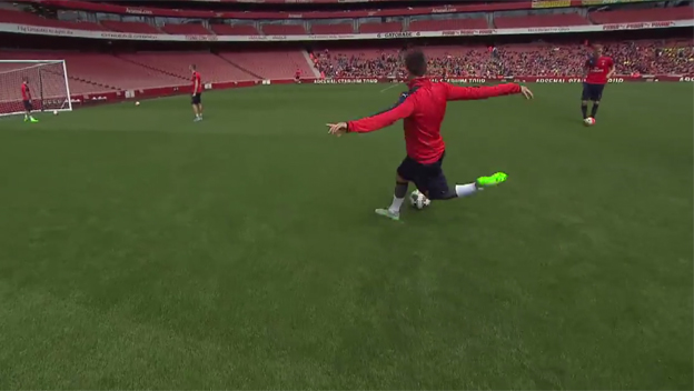 Obranca Arsenalu sa na tréningu predviedlo parádnym rabona gólom (VIDEO)