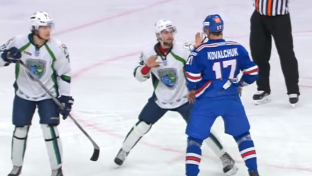Kovaľčuk sa znovu pobil v KHL! Hviezdny kapitán Petrohradu si to takto rozdal s útočníkom Jugry Orlovom (VIDEO)