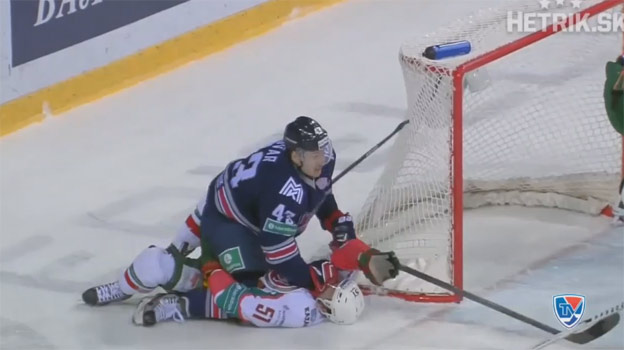 Vtipný moment z KHL: Český hokejista sa nemohol odtrhnúť od súpera!