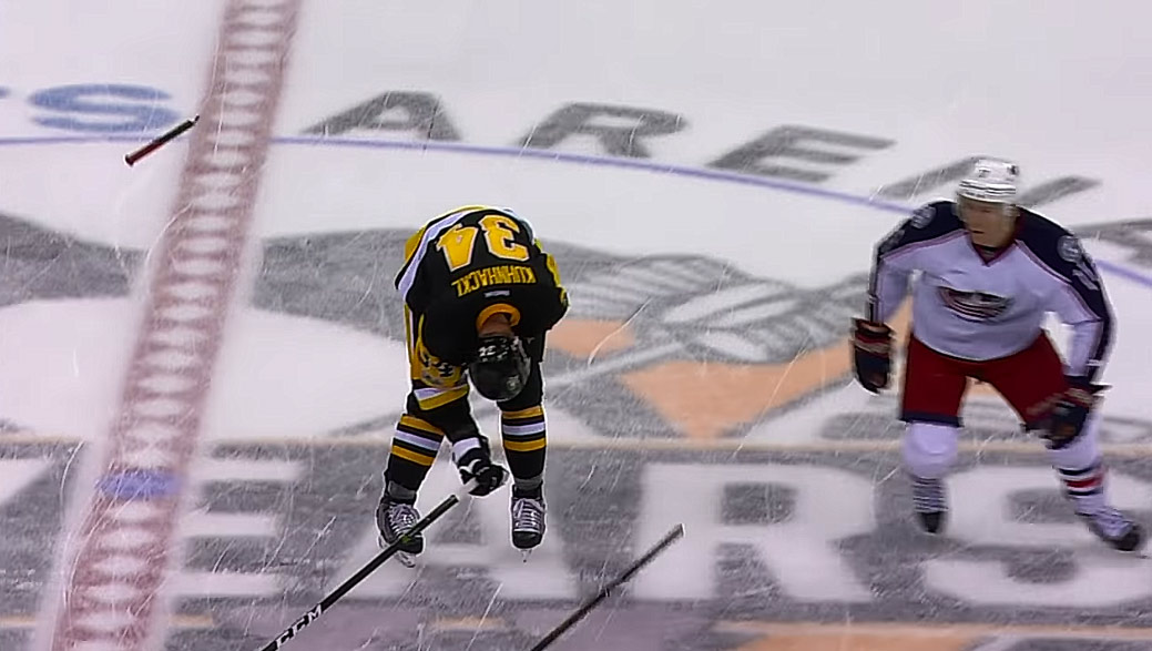 Šialený hokejista Columbusu kroščekom zlomil hokejku o súpera. Potom ho ešte zákerne bodyčkoval! (VIDEO)