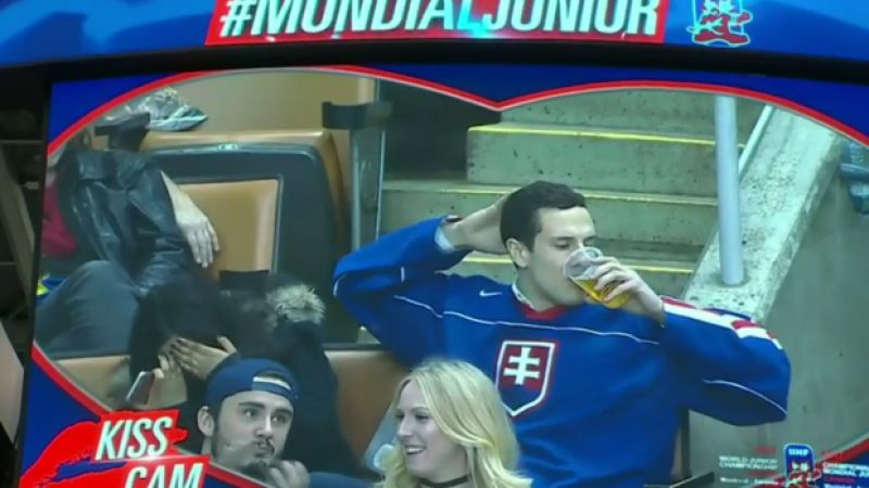 Kiss kamera na slovenský spôsob: Náš fanúšik si počas zápasu s USA vybral radšej pivo! (VIDEO)