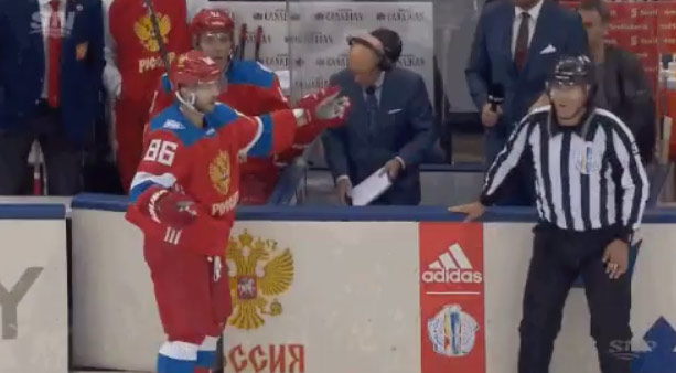 Henrik Sedin ukradol hokejku ruskému hráčovi a zobral ju na striedačku! (VIDEO)
