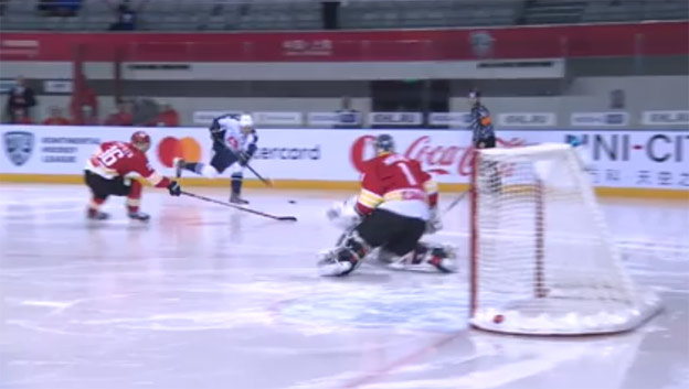 Made In China: Hokejista Novgorodu utrhol strelou sieť na štadióne Kunlunu Red Star! (VIDEO)