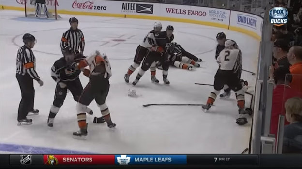 V NHL bolo veselo! Pozrite si hromadnú bitku medzi hráčmi Los Angeles a Anaheimom (VIDEO)