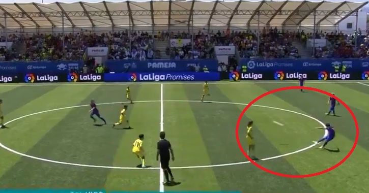 Žiakom Barcelony sa podaril nevídaný gól, keď skórovali od polovice a to okamžite po rozohrávke! (VIDEO)
