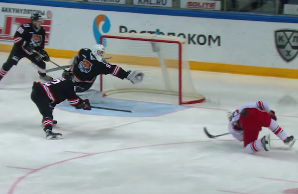 Brankár Chabarovsku vytiahol v KHL neuveriteľný zákrok, ktorý bude zaručene kandidátom na zákrok roka! (VIDEO)