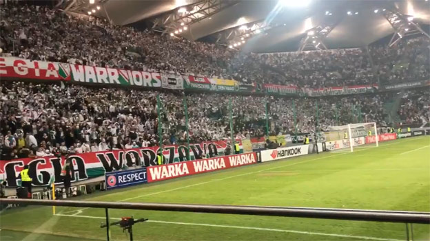 Neskutočná krása: Celý štadión Legie Varšava skáče na tribúne počas duelu s Ajaxom! (VIDEO)