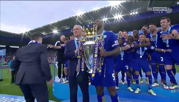 Nádherné zábery: Hráči Leicestru City zdvihli nad hlavu trofej pre víťaza Premier League! (VIDEO)