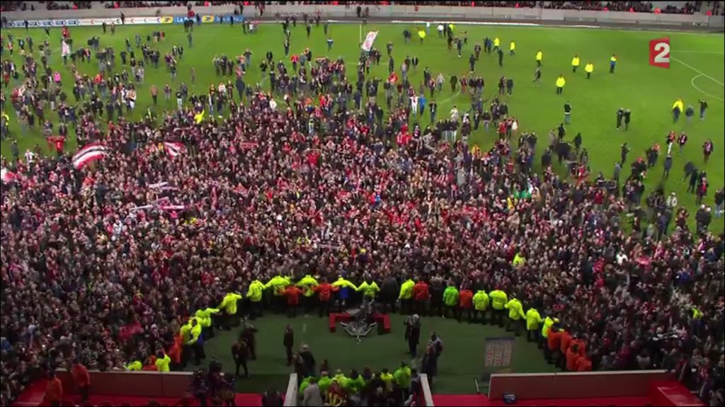 Krása! Fanúšikovia Lille oslavujú na trávniku postup do finále francúzskeho pohára! (VIDEO)