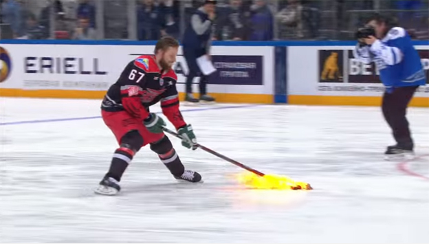 Nájazdový špecialista Linus Omark si vyskúšal nájazd so zapálenou hokejkou! (VIDEO)