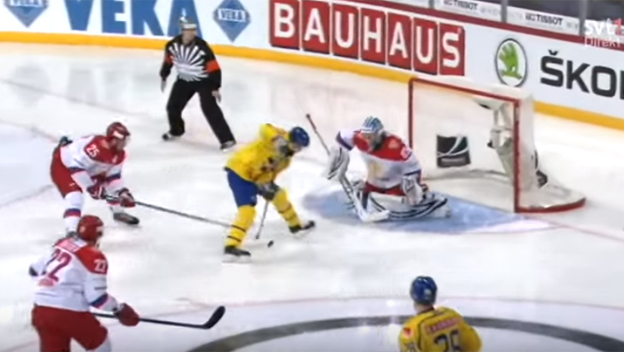 Linus Omark strelil proti Rusku senzačný gól s hokejkou medzi nohami! (VIDEO)