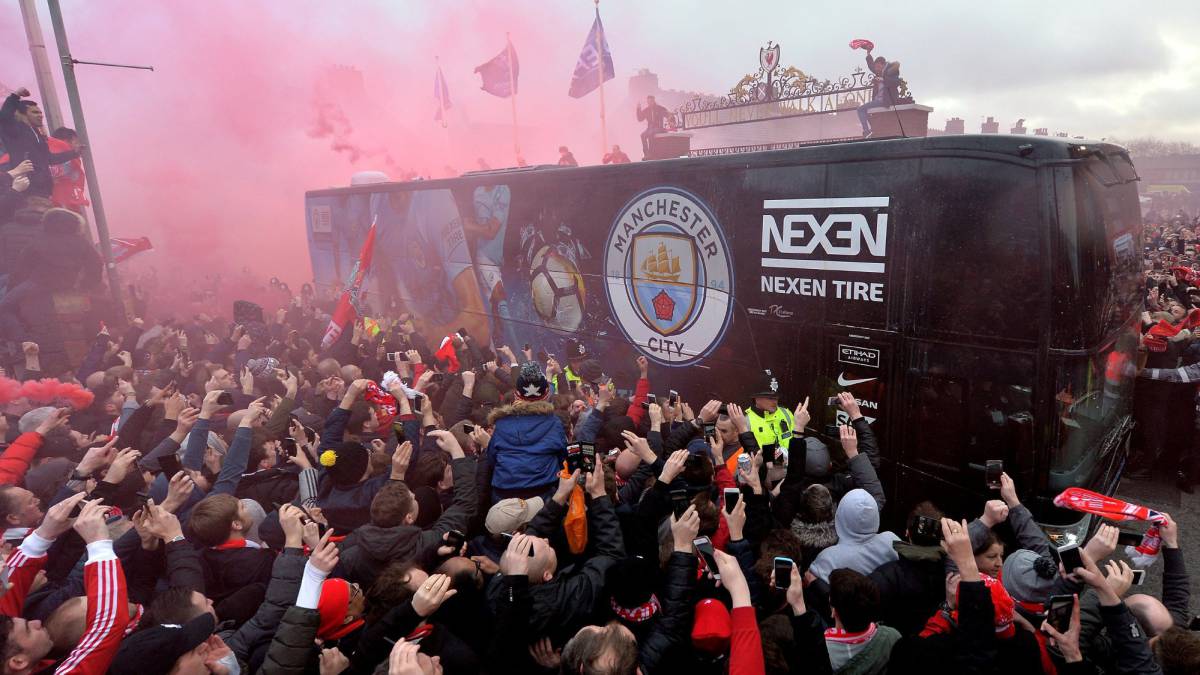 Fanúšikovia Liverpoolu s kameňmi zničili Manchestru City autobus! (VIDEO)